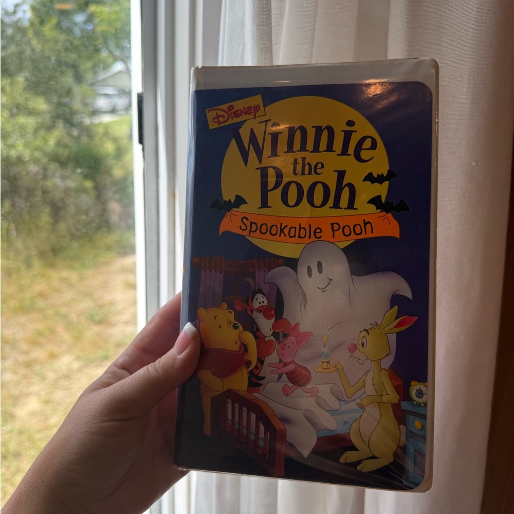 Disney Winnie the Pooh Spookable Pooh VHS -‎ Blue and Yellow